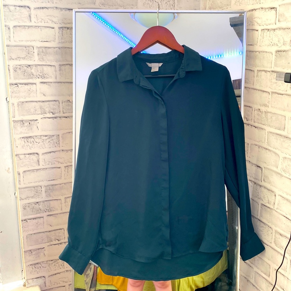 NWOT Dark Green Button down blouse size 4, silky smooth